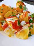 Bravas con ajoaceite de queso azul