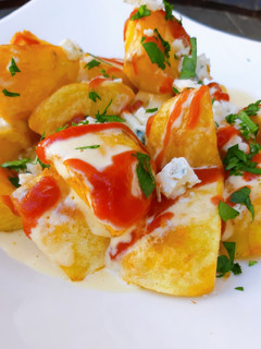 Una foto de Bravas con ajoaceite de queso azul