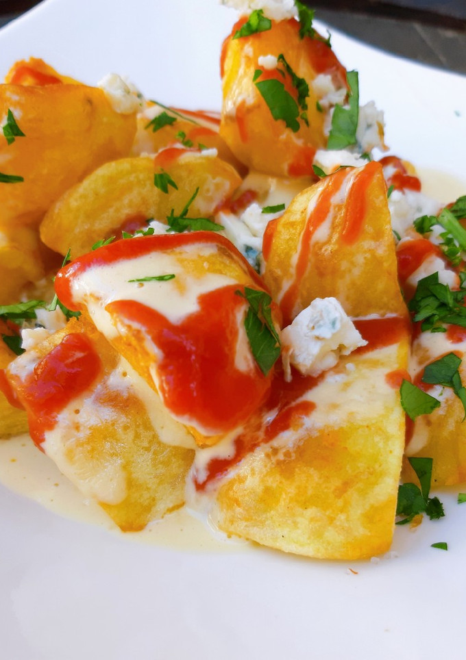 Una foto de Bravas con ajoaceite de queso azul