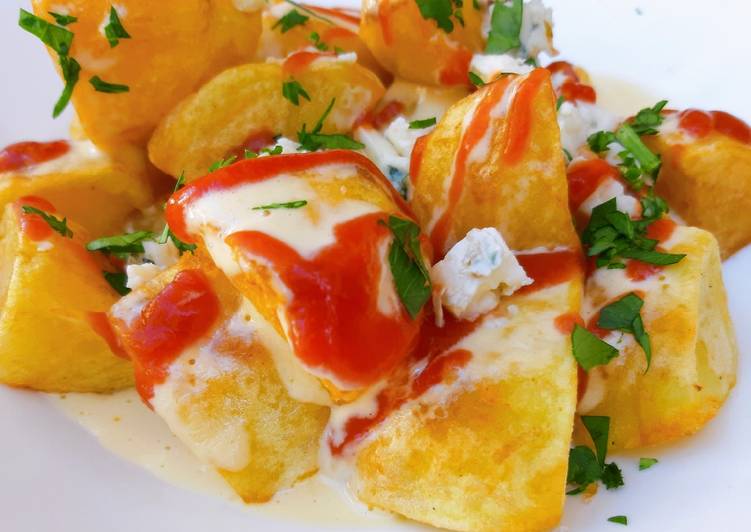 Bravas con ajoaceite de queso azul