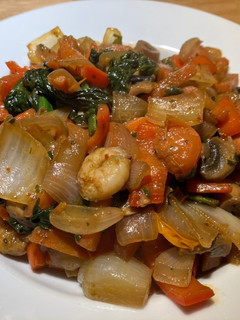 Una foto de Revuelto de vegetales con gambas