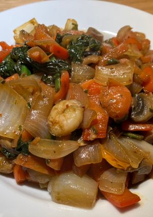 Una foto de Revuelto de vegetales con gambas