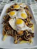 Gulas con pulpo sobre base de patatas fáciles y huevos de codorniz