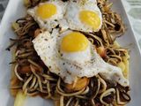 Gulas con pulpo sobre base de patatas fáciles y huevos de codorniz