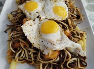 Una foto de Gulas con pulpo sobre base de patatas fáciles y huevos de codorniz