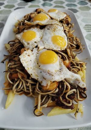Una foto de Gulas con pulpo sobre base de patatas fáciles y huevos de codorniz