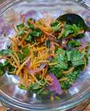 Rúcula, zanahoria, cebolla morada en ensalada