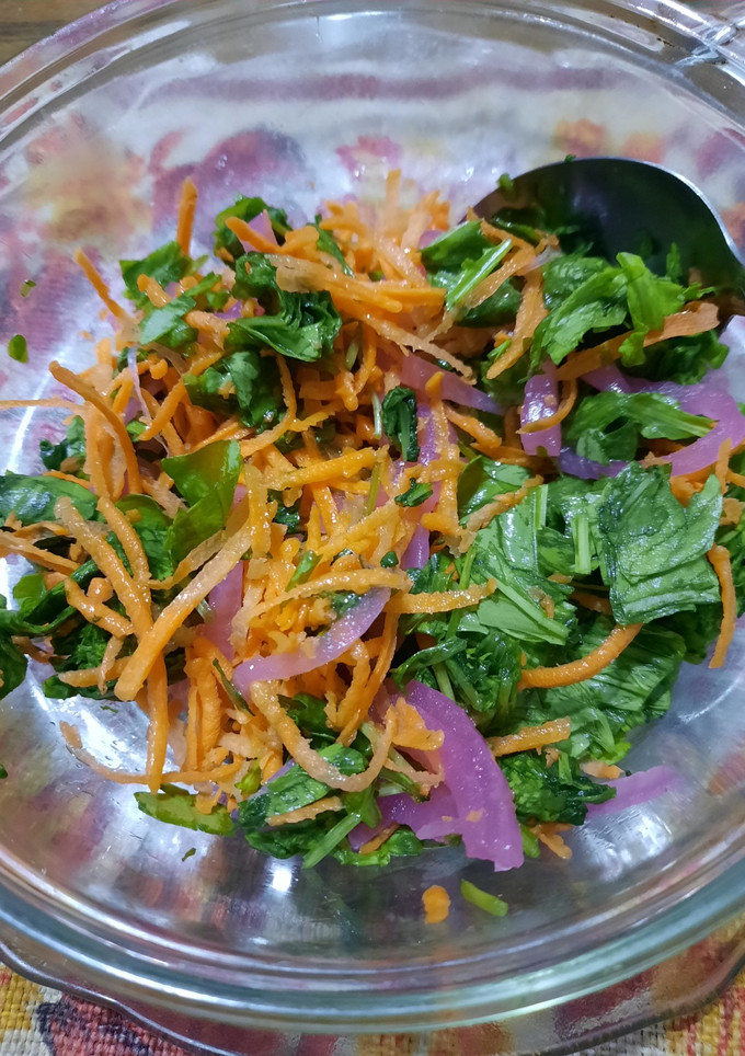 Una foto de Rúcula, zanahoria, cebolla morada en ensalada