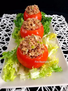 Una foto de Tomate de relleno de quinoa y pesto de tomate seco