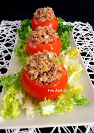 Una foto de Tomate de relleno de quinoa y pesto de tomate seco