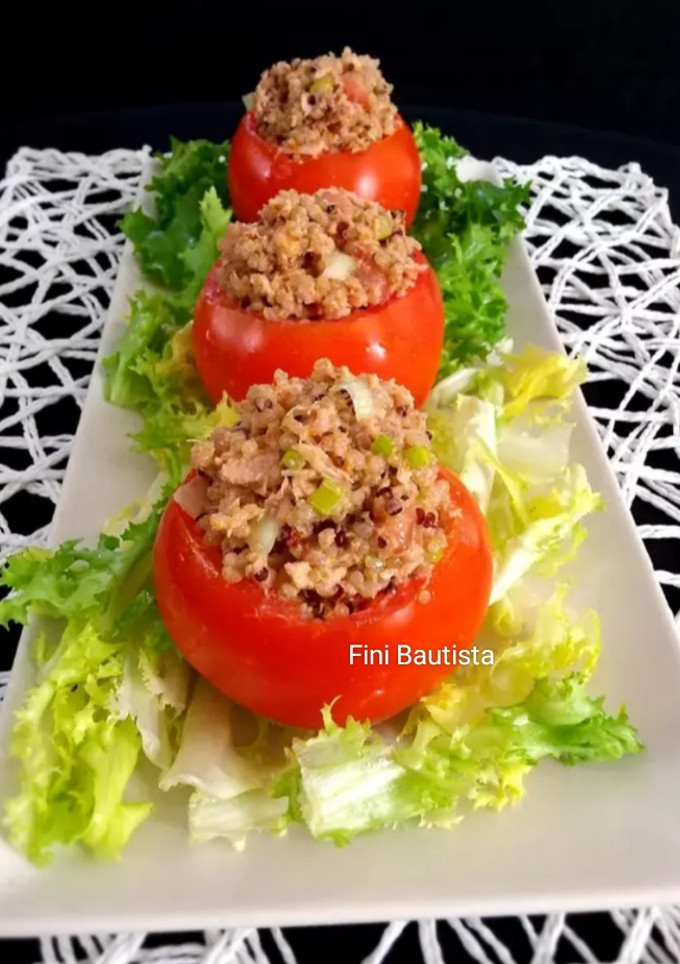 Una foto de Tomate de relleno de quinoa y pesto de tomate seco