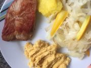 Una foto de hummus pescado