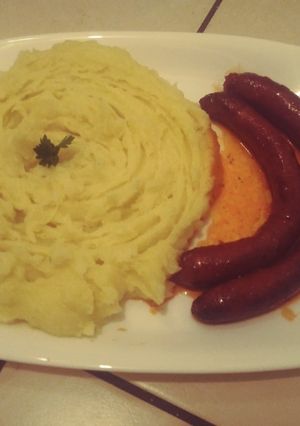 Une photo de Purée de pommes de terre aromatisée,merguez au boeuf