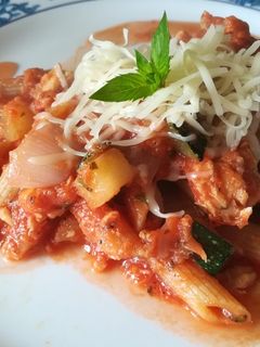 Una foto de Macarrones integrales con atún y calabacín