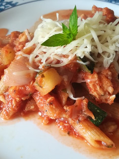 Una foto de Macarrones integrales con atún y calabacín