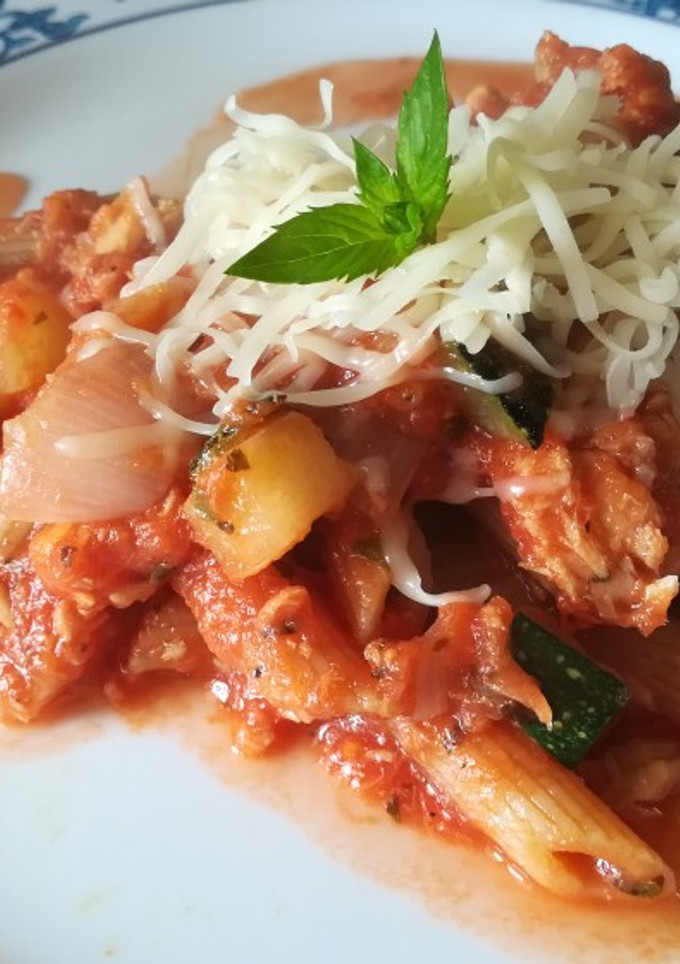 Una foto de Macarrones integrales con atún y calabacín