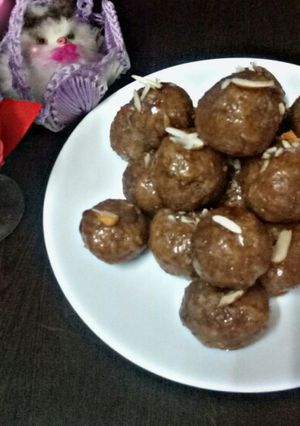 चॉकलेट लडू (chocolate ladoo recipe in Hindi) रेसिपी मुख्य फोटो