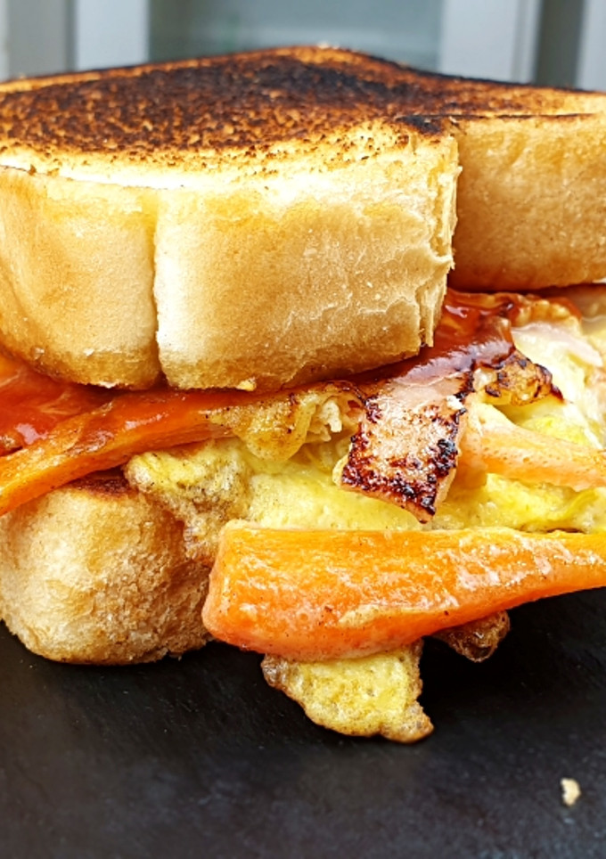 Una foto de Sándwich al estilo coreano callejero