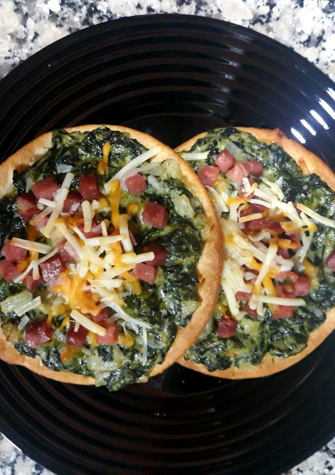 Una foto de Pizzetas de espinacas a los tres quesos con jamón🍕