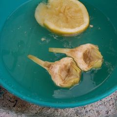A picture of How to clean artichokes.