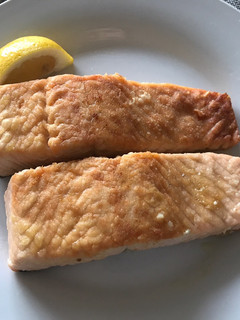 Una foto de Salmón enharinado