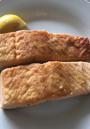 Una foto de Salmón enharinado