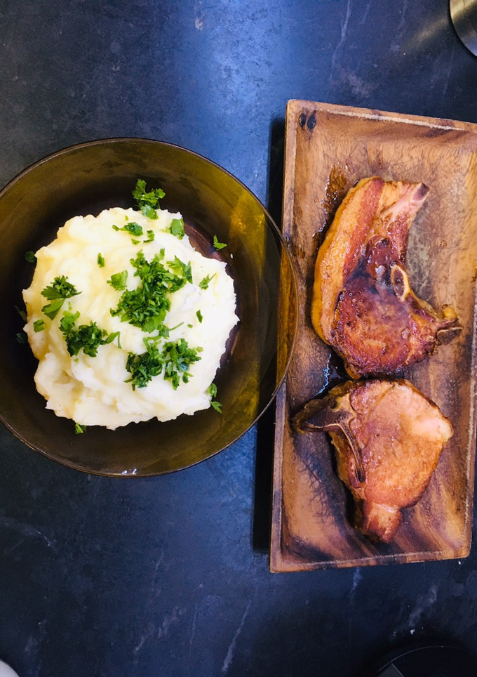 Una foto de Chuletas cerdo con puré!!!!