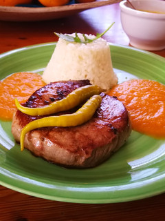 Una foto de Rodajas de solomillo de ternera con salsa de zanahoria y arroz