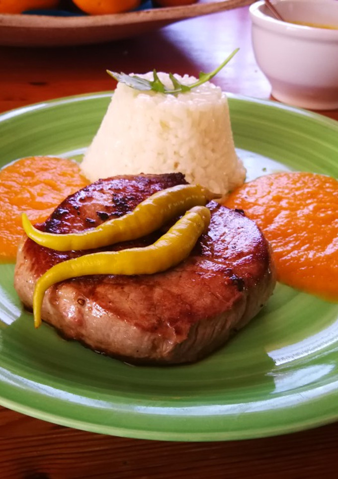 Una foto de Rodajas de solomillo de ternera con salsa de zanahoria y arroz