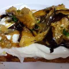 Foto di Bruschettone.. stracciatella e melanzana grigliata