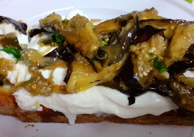 Bruschettone.. stracciatella e melanzana grigliata