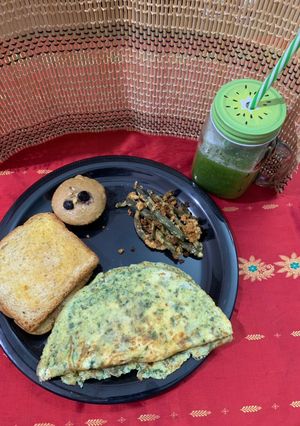 A picture of English breakfast(whole wheat blueberry walnut muffin omelette airfried beans and cucumber juice).