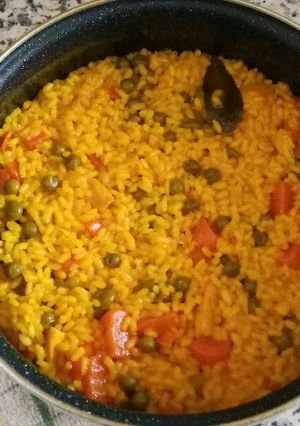 Una foto de Arroz con pollo y verduritas