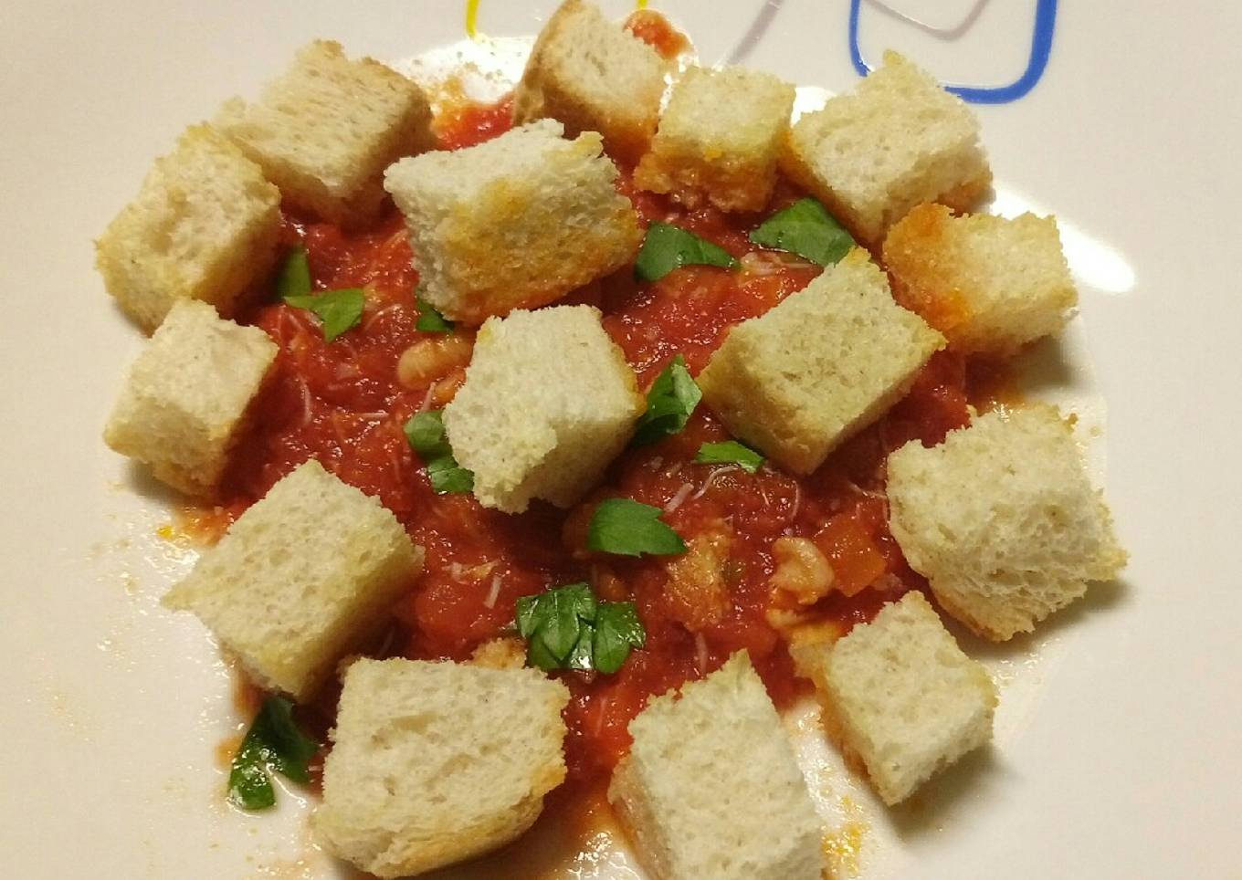 Crab with tomatoes, chili peppers and croutons
