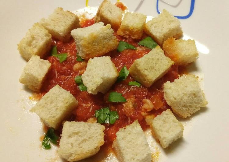 Crab with tomatoes, chilli and croutons