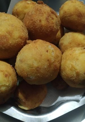 Una foto de Bolitas de puré con queso y paleta