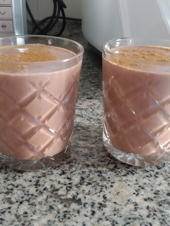 Una foto de Batido de chocolate, plátano y crema de cacahuate