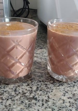 Una foto de Batido de chocolate, plátano y crema de cacahuate
