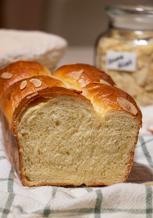Hình của món Brioche 6 Múi Ít Bơ Bất Bại.