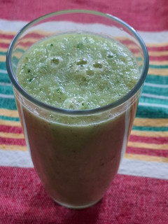 Una foto de Licuado detox de pepino, apio y jengibre