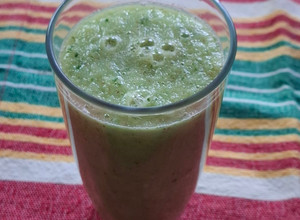 Una foto de Licuado detox de pepino, apio y jengibre