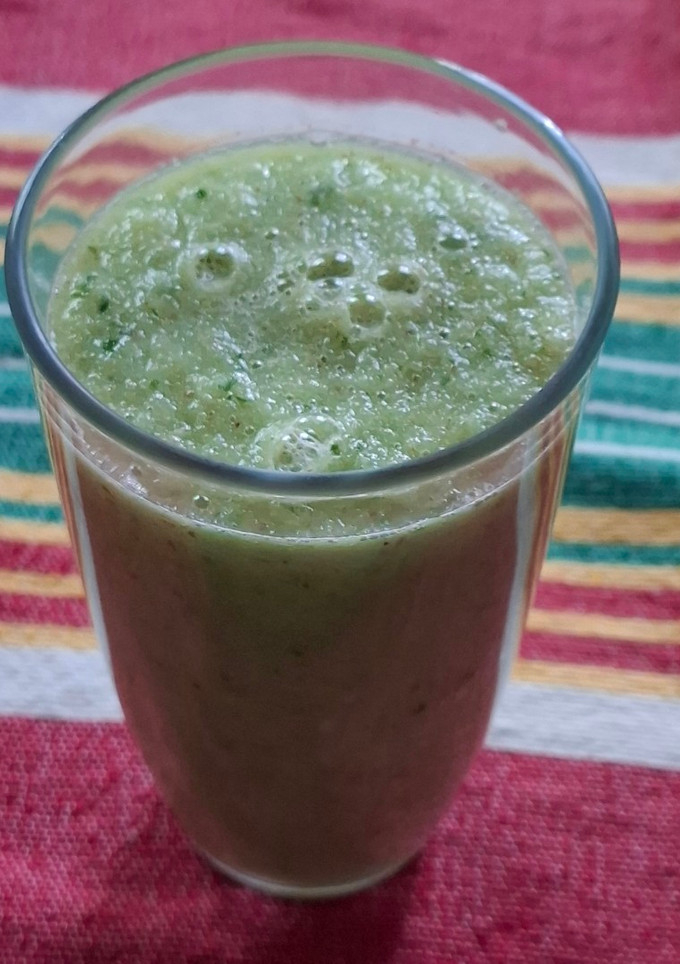 Una foto de Licuado detox de pepino, apio y jengibre