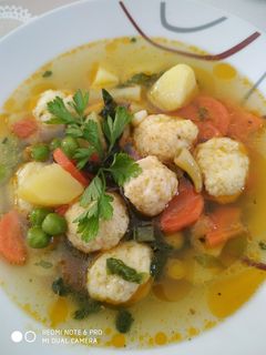 Sajtgombócos, "mindent bele" zöldségleves recept fotója