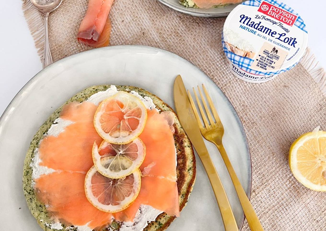 Pancakes salés aux épinards, fromage frais et saumon fumé