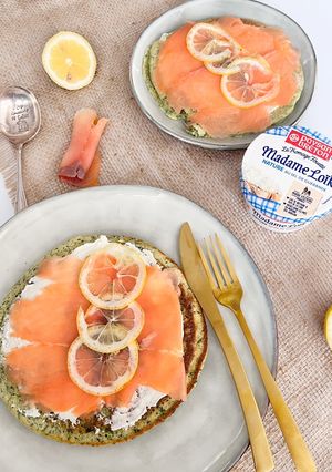 Une photo de Pancakes salés aux épinards, fromage frais et saumon fumé