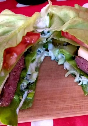O poză a rețetei Un altfel de hamburger 😉🥬🥒🍅🍔.