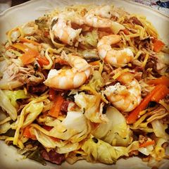 A picture of Shrimp and Chicken Pancit Canton.