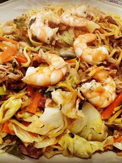 A picture of Shrimp and Chicken Pancit Canton.