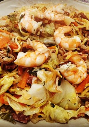 A picture of Shrimp and Chicken Pancit Canton.