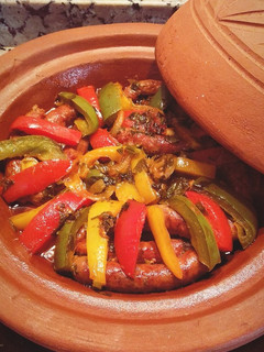 Una foto de Tajine de salchichas de ternera y verduras